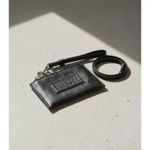 MUST IT_MM6 26SS Numeric 랜야드 카드 홀더 SA5UI0032 P8396 T8013)