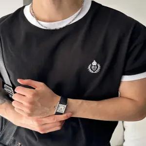 [아레스]헤르더 머슬핏 자수 링거 반팔 티셔츠 (3color)