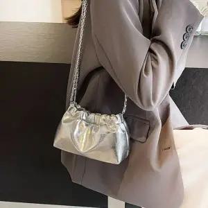 미니 체인조리5 크로스백 WFJ65ER