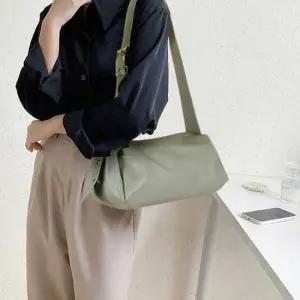 대학생 가방 코디 여성 가죽 숄더백 바게트백 20대