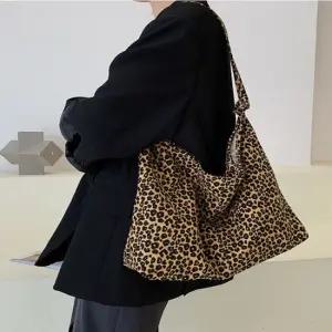 패브릭 여성 큰가방 호피무늬가방 숄더백 레오파드 호피무늬가방 여자숄더백 큰가방