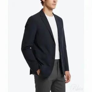 [톰브라운] 라이트 메모리 테크 패커블 스포츠 재킷 네이비 154697062