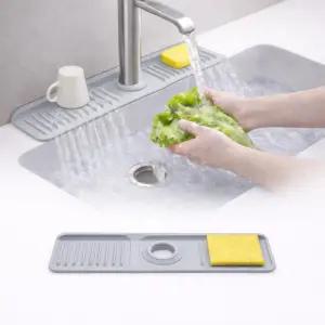 버튼 스타일 디자인의 17.7인치 회색 실리콘 수도꼭지 매트 더 긴 드립 캐처 트레이 및 싱크대 스플래시