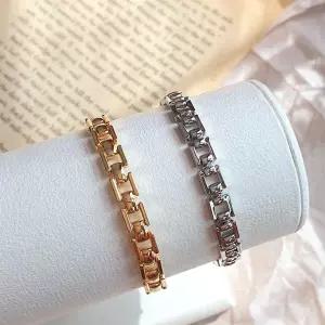 여자 데일리룩 스타일리쉬 모던 볼드 체인 토글바 팔찌