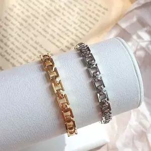 [하프클럽/]여자 데일리룩 스타일리쉬 모던 볼드 체인 토글바 팔찌