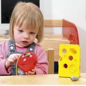 3살 영유아 구멍난 사과 애벌레실꿰기 소근육발달 유치원장난감 어린이집