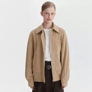 [마리끌레르](의정부점)절개 라인 스웨이드 블루종 점퍼(MAGAJP01MBE)