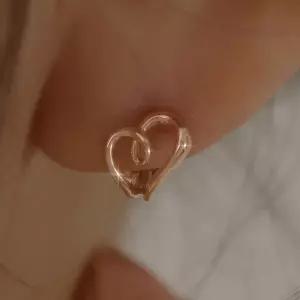 [더블유비엘] 14k post 드로잉 하트 원터치 링귀걸이