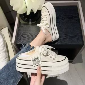 인기상품 2컬러 키높이 스니커즈 라벨지 통굽 프린팅 여자 뮬 [WFHQ9X1_260405]