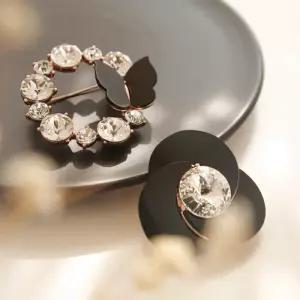 [제이로렌]바이데이지 블랙 나비 플라워 자개큐빅 브로치 Bb0356