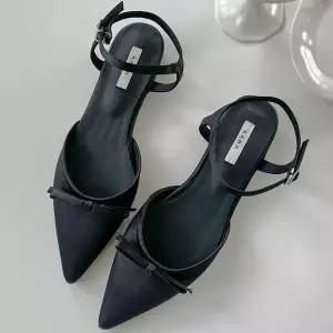 [하프클럽/]올블랙 새틴 리본장식 슬립 앞코 발목스트랩 슬링백힐
