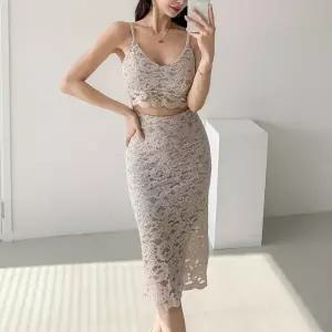 여자 슬리브리스 슬림핏 중간 슬릿 레이스 비침 H라인 원피스