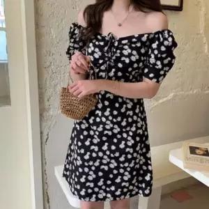 여자 예쁜 데이지 꽃 무늬 퍼프 오프숄더 미니 원피스 (HSJ-W93168B)