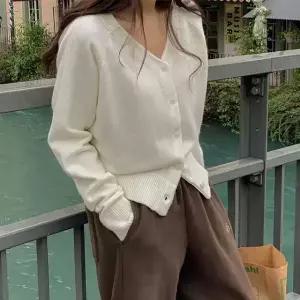 일렌 소프트 브이넥 니트 가디건 겨울 여성 데일리 데일리룩 베이직