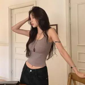 [신세계라이브쇼핑][옷자락] 여자 면스판 슬림핏 바디라인 절개 디테일 캡내장 크롭 끈나시