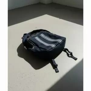 아디다스 90s 얼터너티브 스포츠 와이드 레그 스케이터 청바지 네이비 KS6916