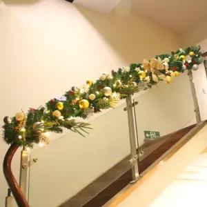 크리스마스계단 꾸미기 크리스마스 계단 난간 장식 줄트리 트리 데코 복도 회사 소품 호텔