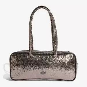 [아디다스]아디컬러 롱 에어라이너 백 - GRETHR KD7880 316603