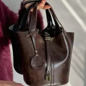 [패션] 2컬러 키링 자물쇠 여성 데일리 버킷백 끈조절 크로스백