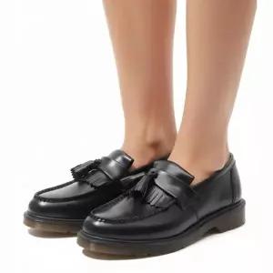 닥터마틴 아드리안 태슬 로퍼 블랙 폴리쉬드 스무스 14573001