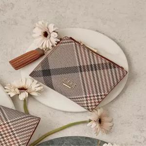 닥스 액세서리 25FW [EDINBURGH]브라운 체크패턴 타슬 포인트 2단 탑지퍼 반지갑 DCWA5F327W2