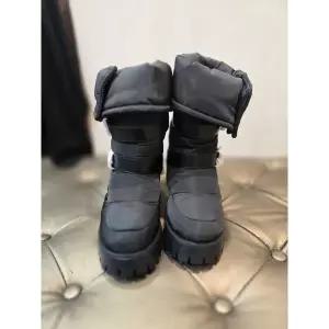 [에고이스트] 버클 장식 투웨이 패딩 부츠 EQ4AS-962 [P003724727]