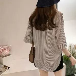 [하프클럽/]봄에 입기 좋은 반오픈 카라 세로 줄무늬 여성 셔츠