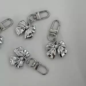 키치한 핸드폰 키링 발레코어 신주 마개 메탈 가방 리본 걸이 실버