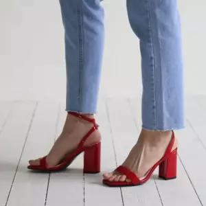 스트랩샌들 국내제작 각코 에나멜 스트랩 통굽 샌들힐 여성 샌들Y