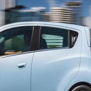 2013-2015 쉐보레 스파크와 호환되는 글로스 블랙의 비닐 필러 포스트 프리 컷 윈도우 트림 키트 - 접착식