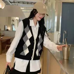 여성 데이트룩 캠퍼스룩 아가일 브이넥 니트 베스트