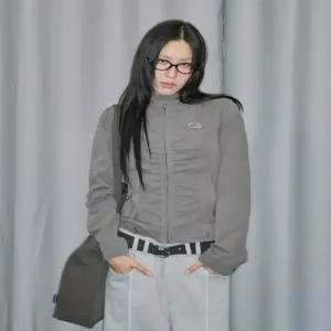 오드스튜디오 시그니처 셔링 코튼 바이커 자켓 - CHARCOAL OO5FFJK101CH