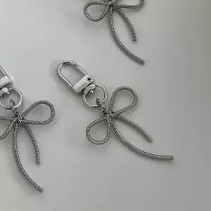 가방 키링 걸이 메탈 핸드폰 발레코어 라인 신주 실버 마개 키치한 리본 뱀줄