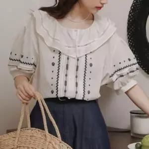 [SBD] 네이비 프릴넥 여유핏 블라우스 러블리 자수 퍼프소매