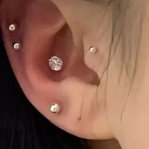 [라일리쥬얼리] Rly 기본 큐빅 귀걸이 스크류 잠금 나사형 고정 피어