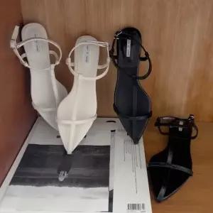 슬림 쉐입 교차 스트랩 발목 버클 모던 스트랩샌들 여성샌들 스트랩샌들힐 통굽샌들