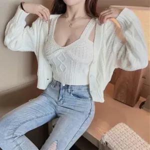 DUGNMARKT  캐주얼 케이블 크롭 나시 가디건 세트 페미닌룩 데일리룩 데이트룩 캐주얼룩 여성 의류