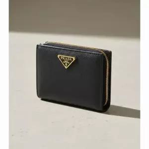 프라다 26SS 사피아노 가죽 여성 반지갑 블랙 1ML050 QHH F0002
