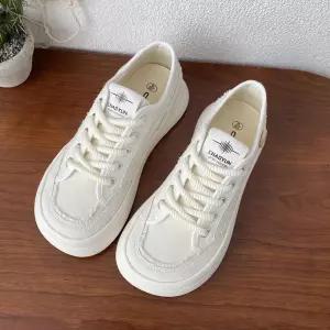 여성용 여름 빈티지 버튼 크라우드 러닝화 MN 통굽 슈즈 워커 OOTD2