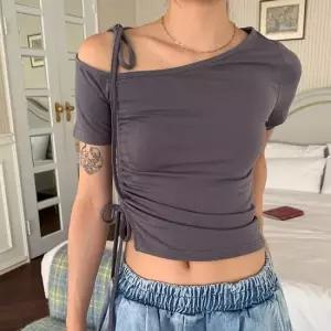 여자 라운드넥 원숄더 스트랩 사이드 셔링 슬림핏 반팔티