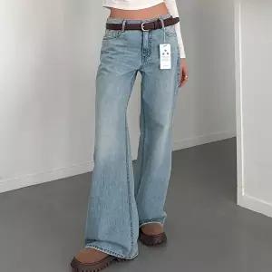 [옷자락]여자 로우라이즈 새깅 루즈 부츠컷 연청 봄 청바지