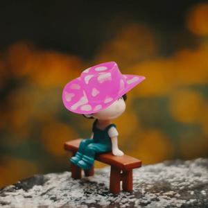 10Pcs 미니 서부 카우보이 카우걸 모자 플라스틱 미니어처 모자 DIY 파티 장식 드레스업 액세서리