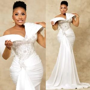 맞춤형 2026 신상 고급스러운 화이트 머메이드 플리츠 여성 웨딩드레스 섹시한 3D 비즈 비치 댄스 신부 드레스 베스티도 데 노비아
