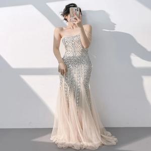샴페인 컬러 원숄더 이브닝 드레스 여성용 2026 신상 하이엔드 경량 럭셔리 호스티스 연례 컨퍼런스 테일 피쉬테일 스팽글 스커트