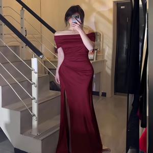 우아한 레드 웨딩드레스 여성용 스플릿 섹시 생일 파티 롱 이브닝 가운 폴리에스터 섬유 A라인 스커트 원숄더 스타일