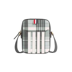 톰브라운 페블 그레인 레더 마드라스 사선 버티컬 카메라백 블랙 화이트 MAG432A-L0041-980