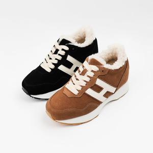 [신난다슈] 여성 스니커즈 7cm 여자 방한 털 키높이 운동화 퍼 스웨이드 통굽 MRO257253 브라운