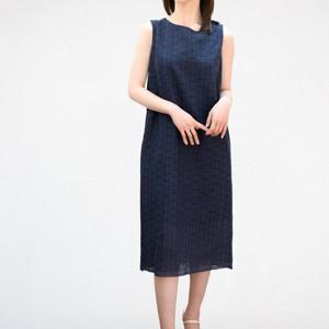 [비꼴리끄]린넨 원단 자수 민소매 원피스 B252WO3330