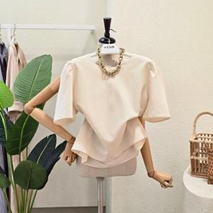 [포커스]25FM5D9BL5132_반팔 어깨 퍼프 블라우스