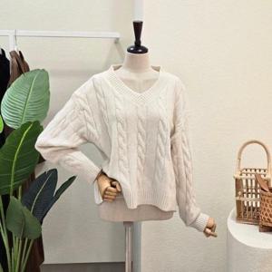 [포커스]FW5J3KT31899_솔리드 꽈배기 브이넥 니트